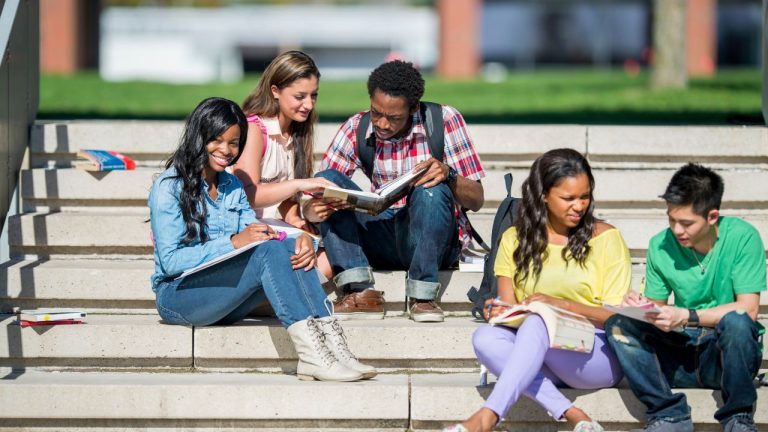 Sự Thật Về Việc “Vừa Học Vừa Làm” Tại Hàn: Thu Nhập Có Như Lời Đồn?